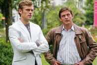 Die Rosenheim-Cops – Kommissar Lind (Tom Mikulla, r.) findet heraus, dass Manager Schargl (Jens Atzorn, l.) eine Affäre mit dem Opfer hatte. Hat er etwas mit dem Mord zu tun?