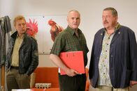 Die Rosenheim-Cops – Hühnerzüchter Moosburger (Rainer Haustein, M.) lag im Clinch mit der Toten. Hofer (Joseph Hannesschläger, r.) und Mohr (Max Müller, l.) f¸rchten, dass der Streit einen tödlichen Ausgang fand.