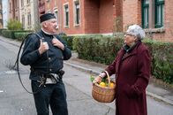 SOKO Stuttgart – Der Bezirksschornsteinfeger Thomas Brändle (Bernd Kaczmarek, l.) war bei Anwohnern (Komparsin) und Kollegen beliebt und gern gesehen. Als er jedoch nach einem Sturz vom Dach tot aufgefunden wird, ist schnell klar: Das war kein Unfall.