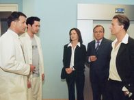 In aller Freundschaft – Die Ärzte (Thomas Rühmann, links; Thomas Koch, 2.v.l. und Dieter Bellmann, 2.v.r.) der Sachsenklinik zwischen den Stühlen: Die Angehörigen (Barbara Schnitzler, Mitte und Olaf Rauschenbach) eines Komapatienten können sich aus persönlichen Interessen nicht einigen, wie Behandlung fortgesetzt werden soll.