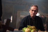 Das Jerico Projekt – Neurowissenschaftler Dr. Franks (Tommy Lee Jones) ist der einzige, der die riskante Gehirnoperation durchführen kann.