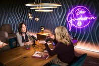 Die Gruaberin – Monika Gruber (r.) und Christine Bronner beim Interview