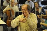 Meisterstücke – Nikolaus Harnoncourt bei Orchesterprobem in Wien.