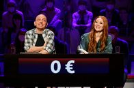 Wer weiß denn sowas? – Rateteam-Kapitän Bernhard Hoëcker (l.) und die Schauspielerin und Model Barbara Meier (r.) raten gemeinsam.