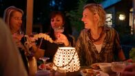 Alkohol Detox - die Challenge – Seraphina Kalze stößt mit Freundinnen im Garten an.