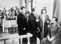 Der 42. Himmel – Der 42. Himmel Der Richter solls richten: Vor Gericht konfrontiert der Anwalt (Inigo Gallo, 2. von l.) Wendelin Pfannenstil (Walter Roderer, r.) mit seinen Vermietern (Peter W. Staub, l., und Margrit Rainer)