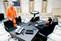 Arme Millionäre – Voller Sorge um seine Tochter Sarah und deren ungeborenes Kind stürmt Paul (Sky du Mont, li.) in Münzbergers (Fritz Hammel) Büro.