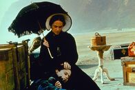 Das Piano – Die stumme Ada (Holly Hunter) ist mit ihrer kleinen Tochter Fliora (Anna Paquin) von Schottland nach Neuseeland gekommen. Als ihr Bräutigam sie dort abholt, muss sie ihr geliebtes Piano am Strand zurücklassen.