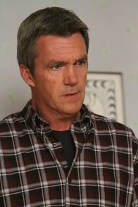 The Middle – Weil Frankie denkt, dass Männer früher von Altersbeschwerden geplagt werden als Frauen, drängt sie Mike (Neil Flynn) dazu, sich vom Arzt durchchecken zu lassen ...