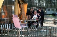 Camping, Camping – Familie aus Mutter, Tochter und Vater sind an ihrem Campingzelt.