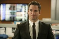 Navy CIS – Vor Jahren hatte Tony (Michael Weatherly) den Pentagon-Mitarbeiter Renny Grant aufgrund von Unterschlagungen hinter Gitter gebracht. Jetzt muss erneut ermittelt werden, da der Hauptbelastungszeuge aus dem damaligen Fall ermordet vorgefunden wurde ...