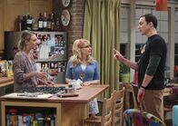 The Big Bang Theory – Sheldon (Jim Parsons, r.), Penny (Kaley Cuoco, l.) und Bernadette (Melissa Rauch, r.).