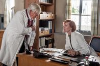 Der Bergdoktor – Sprechstundenhilfe Irena Bornholm (Nicole Beutler) verrät Dr. Roman Melchinger (Siegfried Rauch), dass sie sich wundert: Hat Martin Gruber etwa in der Praxis übernachtet?