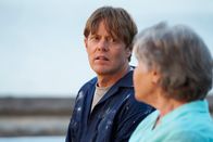 Beyond Paradise – Humphrey Goodman (Kris Marshall) gesteht Anne Lloyd (Barbara Flynn), dass er Angst vor dem Gespräch mit der Sozialarbeiterin hat.