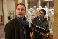 Der Alte – Prof. Dr. Renner (Herbert Schäfer, l.) ist so in Gedanken versunken, dass er Ion Barbulescu (Axel Moustache, r.) gar nicht wahrnimmt.