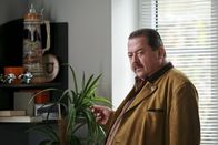 Die Rosenheim-Cops – Korbinian Hofer (Joseph Hannesschläger) weiß, dass alle Indizien gegen seinen Chef Achtziger sprechen, aber er hat sich vorgenommen, dessen Unschuld zu beweisen.
