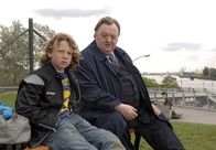 Der Dicke – Gregor Ehrenberg (Dieter Pfaff, r.) muß Bodo Merker (Fabian Meier, l.), dem 11-jährigen Neffen seines Nachbarn Norbert, helfen.