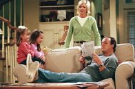 Immer wieder Jim – Jim (Jim Belushi, r.) und Cheryl (Courtney Thorne-Smith, 2.v.r.) überlegen sich, ob ihre vielen aufgestellten Regeln das Familienleben mit ihren Kindern Ruby (Taylor Atelian, 2.v.l.) und Gracie (Billi Bruno, l.) negativ beeinträchtigen ...