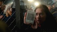 The Fortress – Die Britin Uma (Nina Yndis) zeigt dem Grenzschutz ihre Einreisegenehmigung; ONE THE FORTRESS, "Folge 1, Die Mauer" Uhr. Die Britin Uma (Nina Yndis) zeigt dem Grenzschutz ihre Einreisegenehmigung