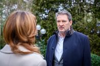 Sturm der Liebe – Christoph (Dieter Bach, r.) lässt sich auf Alexandras (Daniela Kiefer, r.) Annäherungsversuch nicht ein.