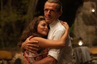 Jacques - Entdecker der Ozeane – Simone Cousteau (Audrey Tautou) mit ihrem Mann Jacques (Lambert Wilson)