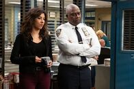 Brooklyn Nine-Nine – Rosa Diaz (Stephanie Beatriz, l.); Captain Ray Holt (André Braugher, r.)