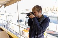 Alex Rider – Von Bord aus fotografiert Alex Rider (Otto Farrant) die Küste Maltas – immer auf der Suche nach der nächsten Spur.