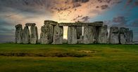 Mythos - Die größten Rätsel der Geschichte – Stonehenge und andere Megalith-Bauwerke faszinieren die Menschen seit Jahrtausenden und stellen eines der rätselhaftesten Relikte der Vorzeit dar. Doch was verbirgt sich hinter den steinzeitlichen Anlagen?