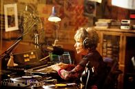 Zu guter Letzt – Harriet Lauler (Shirley MacLaine) übernimmt eine Radiosendung.
