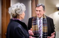Sturm der Liebe – Günther (Johann Schuler, r.) manipuliert Hildegard (Antje Hagen, l.), um sich auf Vanessas Feier mitnehmen zu lassen.