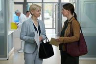 In aller Freundschaft – Nach der geplatzten Hochzeit und Alexander Webers Flucht ist dessen Ex-Frau Dr. Maria Weber (Annett Renneberg, re.) in Nöten. Ihr Sohn hat Arzt-, Physio- und Reha-Termine und sie arbeitet voll. Dr. Kathrin Globisch (Andrea Kathrin Loewig, li.) bietet ihr ihre Unterstützung an. In diesem Moment wird Maria bewusst, dass Kathrin vorm Altar stehen gelassen wurde und sie eigentlich diejenige ist, die seelische Unterstützung bräuchte.