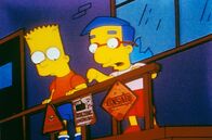 Die Simpsons – Bart und Milhouse beobachten Homer im Kernkraftwerk.