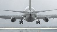 Mayday - Alarm im Cockpit – Die Air Florida 737 beschleunigt die Startbahn hinunter, Blick auf den Rumpf und die Tragfläche mit Triebwerk. â€¨â€¨(credit: Cineflix International Media)
