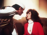 Hart aber herzlich – Assad (Thaao Penghlis, l.) will Jennifer (Stefanie Powers, r.) überzeugen, dass sie die wiedergeborene Prinzessin ist ...
