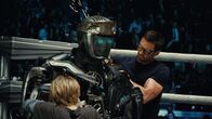 Real Steel – Charlie Kenton (Hugh Jackman, r.), Max (Dakota Goyo), Roboterboxer Atom (m.)