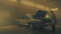 The Box - Bilder der Toten – Obwohl sich Debra Collianders Haare im Kofferraum von Bruce Lindahls Auto finden, verfolgt die Polizei ihn nicht weiter.