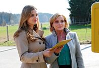 Sturm der Liebe – ARD STURM DER LIEBE FOLGE 1542 Uhr im ERSTEN. Theresa (Ines Lutz, l.) und Nicola (Kerstin Gähte, r.) werfen gemeinsam den Umschlag an das Genlabor in den Briefkasten.
