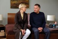 In aller Freundschaft – Dr. Roland Heilmann (Thomas Rühmann) hat sich nach seinem Zusammenbruch aus der Klinik zurückgezogen, doch das Nichts-Tun funktioniert nicht. Kathrin Globisch (Andrea Kathrin Loewig) rät ihm eine richtige Auszeit zu nehmen, vielleicht sogar irgendwo, wo ihn nicht alles an Pia erinnert.