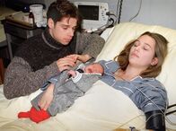 In aller Freundschaft – MDR Fernsehen IN ALLER FREUNDSCHAFT FOLGE 71, "Aller Anfang ist schwer" Uhr. Alina (Alissa Jung, re.) bringt einen gesunden, kräftigen Jungen zur Welt. Doch in die Freude über das Baby mischt sich Verzweiflung, als Alina nicht aus der Narkose aufwacht. Für Vladi (Stephen Dürr, li.) beginnt eine schwere Zeit.