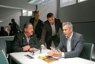 Die Rosenheim-Cops – Die Rosenheim-Cops Hofer (Joseph Hannesschläger, l.), Mohr (Max Müller, 2.v.l.) und Hansen (Igor Jeftic, 2.v.r.) ermitteln und befragen Gastronom Reiter (Manou Lubowski, r.).