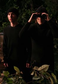 Malcolm mittendrin – Als Lois (Jane Kaczmarek, r.)mitbekommt, dass Reese (Justin Berfield, l.) von vier High School-Schönheiten verarscht wurde, schwört sie den Mädchen furchtbare Rache und ersinnt einen Plan, das Leben der Teenager-Gören zu zerstören ...