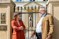 Die Rosenheim-Cops – Im Rahmen der Ermittlungen statten die Kommissare Stadler (Dieter Fischer, r.) und Andresen (Sophie Melbinger, l.) Moritz Rapp (Miguel Abrantes Ostrowski, M.) einen Besuch ab.