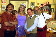 MA 2412 – L-R: Herr Weber (Alfred Dorfer), Frau Knackal (Monica Weinzettl), Ingenieur Breitfuß (Roland Düringer), Herr Claus (Karl Ferdinand Kratz)