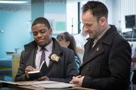Elementary – Ermitteln in einem neuen Fall: Sherlock Holmes (Jonny Lee Miller, r.) und Det. Marcus Bell (Jon Michael Hill, l.) ...