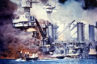 Kriegsschiffe - Tod auf See – Ein Motorboot mit Matrosen kurz nach dem japanischen Luftangriff 1941 auf Pearl Harbor – vor der sinkenden "USS West Virginia" im Hafen.