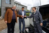 Die Rosenheim-Cops – Die Kommissare Stadler (Dieter Fischer, l.) und Hansen (Igor Jeftić, M.) befragen im Rahmen ihrer Ermittlungen Timo Ritter (Jonas Brachmann, r.).