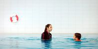 Seepferdchen – Hanan stellte sich ihren Ängsten und lernte Schwimmen. Nun gibt sie ihrem kleinen Bruder Sidar Schwimmunterricht.