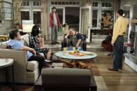 Two and a Half Men – Sind wegen seiner Launen schon genervt von Walden (Ashton Kutcher, M.): Billy (Patton Oswalt, l.), Robin (Mimi Rogers, 2.v.l.), Berta (Conchata Ferrell, 2.v.r.) und Alan (Jon Cryer, r.) ...