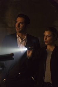 Lucifer – Lucifer (Tom Ellis, l.) und Chloe (Lauren German, r.) ermitteln in einem Fall, bei dem der Täter seine Opfer für die Demütigung anderer bestraft. Ein Akt, der Lucifer überhaupt nicht gefällt, immerhin ist eigentlich er derjenige, der die Menschen für ihre Sünden bestraft ...