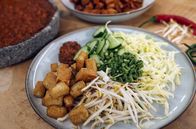Zu Tisch ... – Karedok – ein Weißkrautsalat mit Gurke, gehackten Schlangenbohnen, Sojasprossen und Tofu, der mit einer süß-scharfen Erdnusssoße serviert wird
